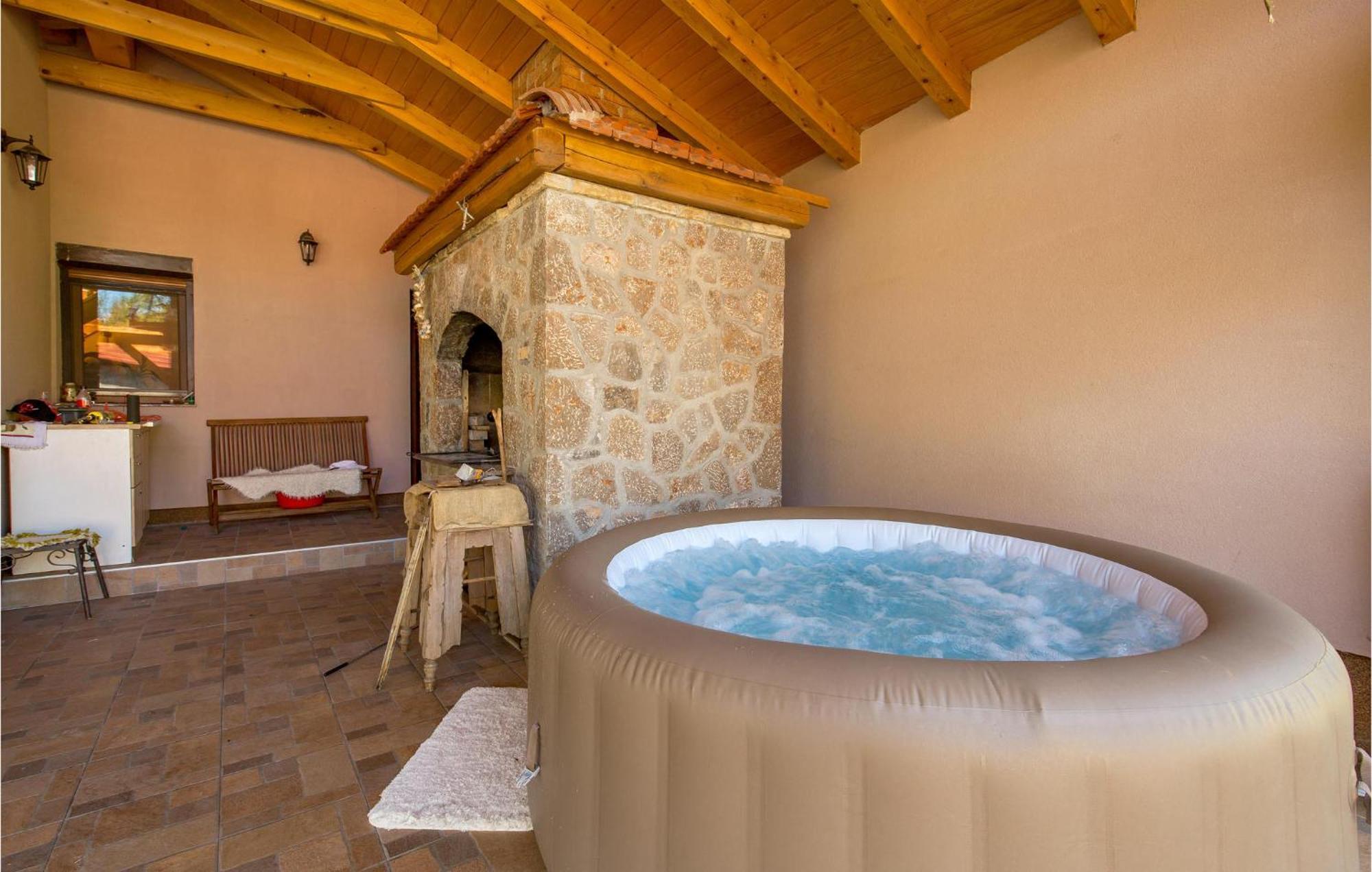 Amazing Home In Vrzici With Jacuzzi Eksteriør billede